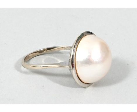   Ring mit Mabé-Perle, 20. Jh.  Fassung Wg 18 K, Schaustück besetzt mit großer Mabé-Perle, D. 15,7 mm. D. 18 mm/ RM 56/ 57. G