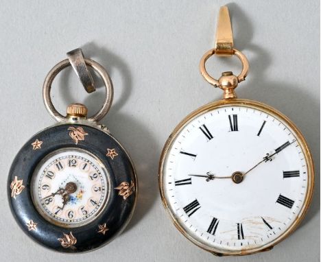   Konvolut von zwei Damen-Busenuhren, 19. JH.  a) Gehäuse Gold 14 K, Rückdeckel guillochiert, graviert, schwarz emailliert (E