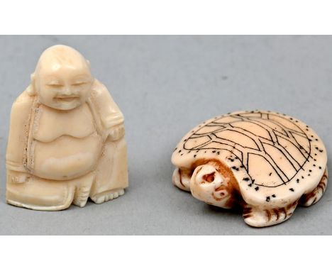   Buddhafigur und Schildkrötenanhänger, Asien  Elfenbein, hergestellt vor 1945 teilweise koloriert, Zustand altersgemäß, 2,5 