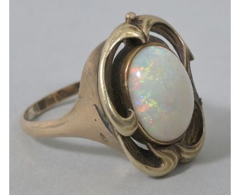   Damenring mit Opal, um 1900/ Anf. 20. Jh.  Fassung Gold 8 K, asymmetrische Jugendstil-Ornamentik, besetzt mit Opal-Cabochon