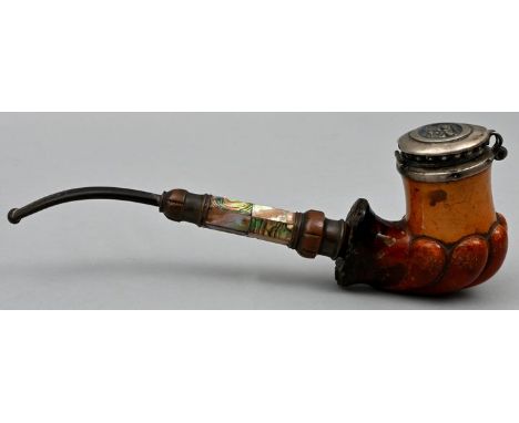   Muschelförmige Pfeife mit Perlmuttbesatz am Holm  Keramik, Metall, Perlmutt Gebrauchsspuren, L. 21 cm Shell-shaped pipe wit