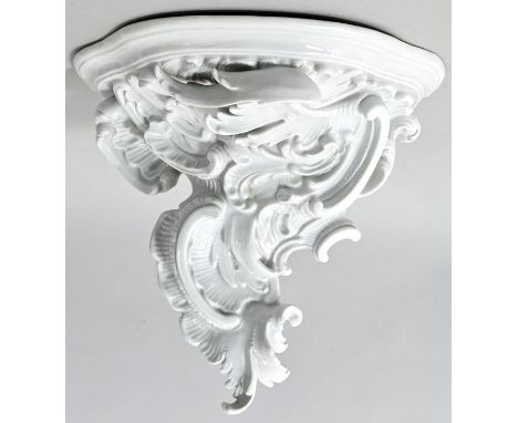   Wandkonsol, Meissen, 1. H. 20. Jh.  Porzellan, weiß. Platte in Dreipassform, Stützornamente aus Rocaillen und Muschelwerk. 