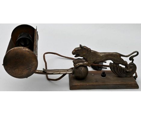   Art déco-Klavierlampe, um 1920  Messing/ Metallgussfigur einer springenden Raubkatze. Alte Elektrik. Alters-und Gebrauchssp