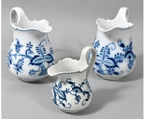   Drei Heißwasserkännchen, Meissen, MOPF (Teichert), um 1900  Porzellan, Neuer Ausschnitt, Zwiebelmusterdekor. Haarrisse, ein
