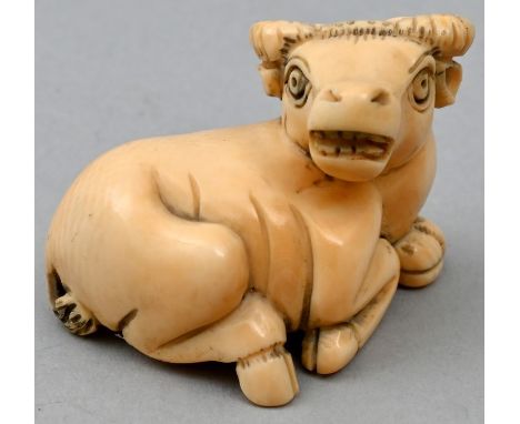   Netsuke, Japan  Elfenbein, geschnitzt: Wasserbüffel, liegend. H. 27 mm Ivory netske: carved water buffalo. Japan. H. 27 mm 