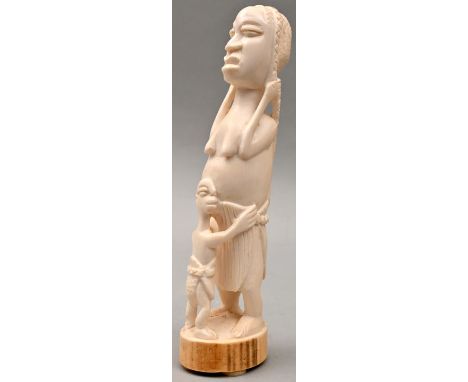   Elfenbeinfigur Mutter einen Korb tragend mit Kind, Afrika  Elfenbein hergestellt vor 1945, 23 x 5 cm Ivory figure mother ca