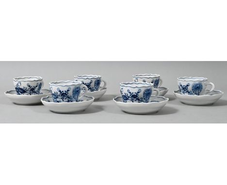   Sechs Mokka- oder Espressotassen mit Untertassen, Meissen, 1. H. 20. Jh.  Porzellan, Neuer Ausschnitt, Zwiebelmusterdekor. 