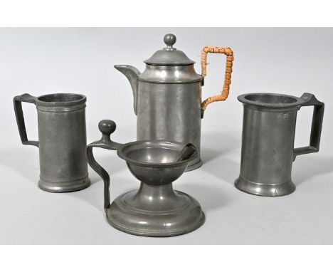   Konvolut vier Zinngefäße, Dtl., 19. Jh.  a) zwei Maßbecher, 19. Jh., 1/ 8 bzw. 1/ 12 L, Eichmarken. H. 8 cm; b) Öllämpchen,
