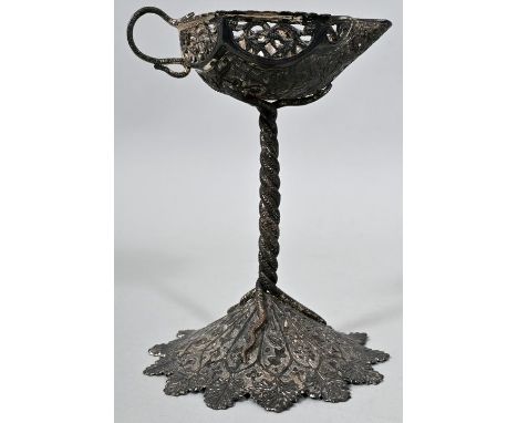   Kerzenhalter in Form einer Öllampe, Nordindien/ Kaschmir, 19. (?)Jh.  Metall (Kupfer), versilbert, Treibarbeit und Ziselier