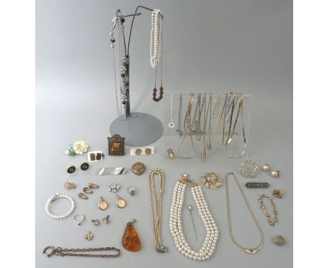  Großes Konvolut Modeschmuck, 19./ 20. Jh. Ca. 50 Teile, darunter Ketten und Armbänder vergoldet (einmal Gg 333), 4 Ketten un