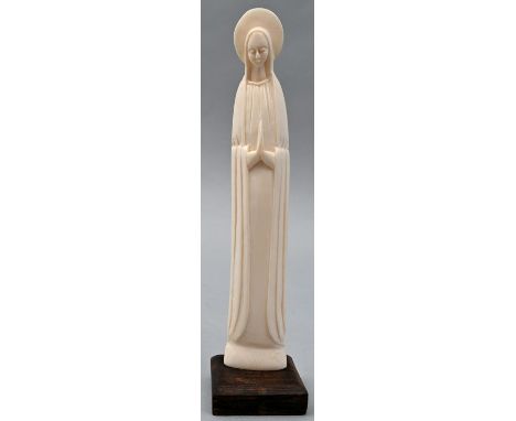   Madonnenfigur aus Elfenbein, 1. Drittel 20. Jh.  Elfenbein, Holz Auf einem Holzsockel, 4,5 x 19 cm Ivory Madonna, 1st third