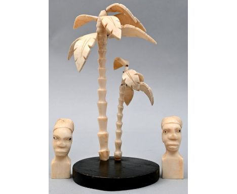   Eine Palme und zwei Büsten, Afrika  Elfenbein, Holz, hergestellt vor 1945 Zwei Büsten von Afrikanern, Augen aufgemalt, Palm