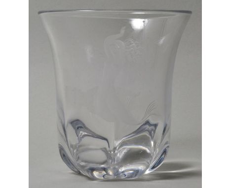   Vase, Vicke Lindstrand für Orrefors/ Schweden, ca. 1930  Farbloses Glas mit geschliffener figürlicher Darstellung auf Schau