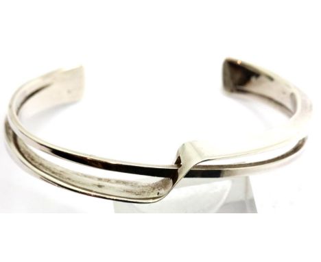 Sterling silver fancy bangle, fully hallmarked. P&amp;P Group 1 (£14+VAT for the first lot and £1+VAT for subsequent lots) 