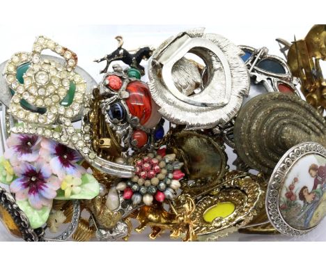 Box of mixed vintage brooches including some silver. P&amp;P Group 2 (£18+VAT for the first lot and £3+VAT for subsequent lot