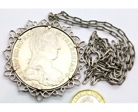 Silver necklace with mounted coin, silver Malor restrike? 45g, L: 60 cm, D: 47 mm. P&amp;P Group 1 (£14+VAT for the first lot