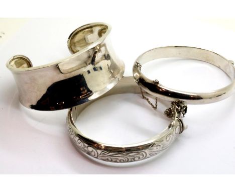 Three bangles, combined 67g. P&amp;P Group 1 (£14+VAT for the first lot and £1+VAT for subsequent lots) 