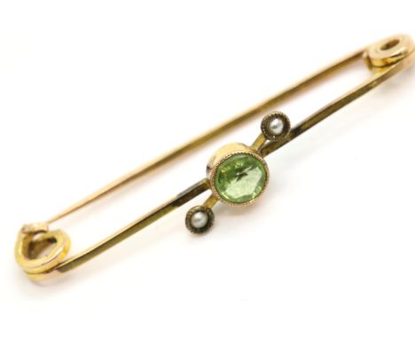 9ct gold bar brooch with peridot and seed pearls in original case, 1.8g. P&P Group 1 (£14+VAT for the first lot and £1+VAT fo