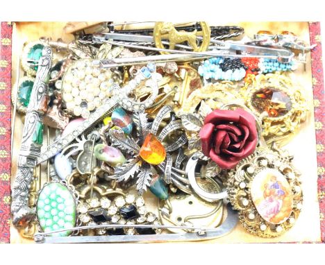 Box of mixed vintage brooches including silver. P&amp;P Group 2 (£18+VAT for the first lot and £3+VAT for subsequent lots) 