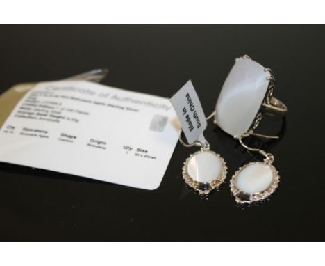 A LARGE STERLING SILVER AGATE DRESS RING TOGETHER WITH A PAIR OF SILVER AND MOTHER OF PEARL EARRINGS  (2)