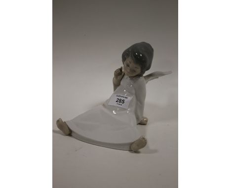 A LLADRO SEATED WINGED CHERUB FIGURE