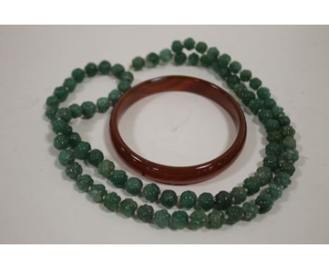 A JADE STYLE BEAD NECKLACE TOGETHER WITH AN AGATE BANGLE 