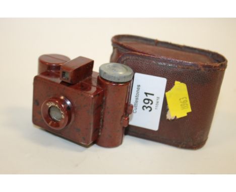 A VINTAGE CASED SIDA SUB MINIATURE BROWN MARBLED BAKELITE BODY CAMERA 