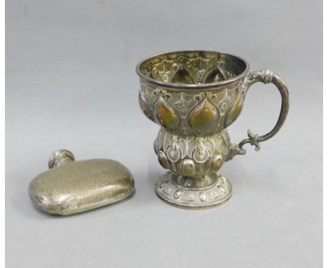 Victorian silver Christening mug, London 1863, 10cm, and an Edwardian silver hip flask, 7cm (2)  