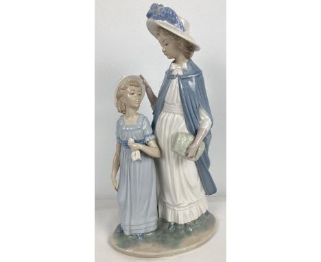 A large Nao Spanish ceramic figurine from 1980 depicting a mother &amp; daughter. Retired. Approx. 37.5cm tall. 