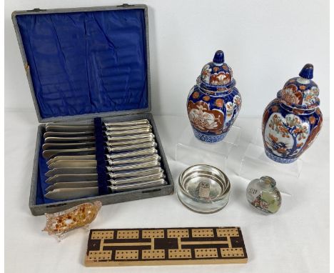 A quantity of assorted misc vintage items. To include: a pair of Oriental Imari ginger jars, 12 boxed Gladwin plate knives am