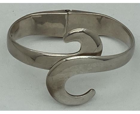 A modern 925 silver spring hinged bangle with hooked finials. Approx. 6.5cm diameter. Total weight approx. 48.6g. 