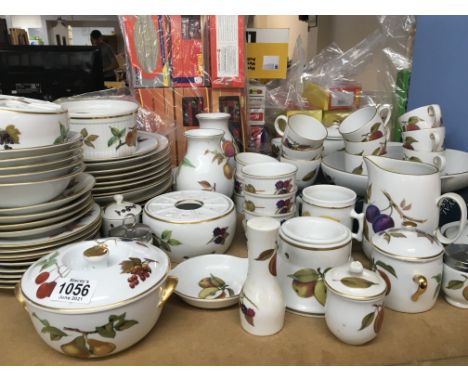 A large Royal Worcester Evesham pattern service including other extra ornaments. No obvious damage. (a lot)