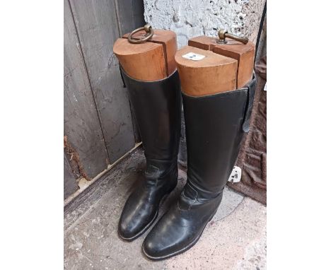 PAIR OF BLACK HUNTING BOOTS WITH STRETCHERS