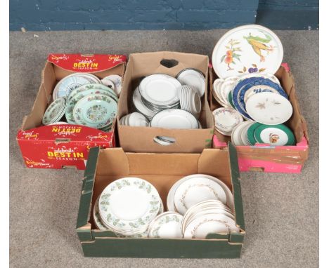 Four boxes of miscellaneous ceramics, mainly dinnerwares. Includes Royal Worcester Sagunae and Evesham patterns, Royal Albert
