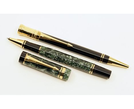 Parker Duofold International rollerball in Green Pearl Marble and Jet Black ballpoint pen. The lot consists of a green marble