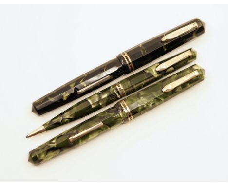 Wahl Eversharp Doric Junior set and fountain pen in Kashmir and Green Oyster Pearl and Black. The Kashmir was a holdover of t
