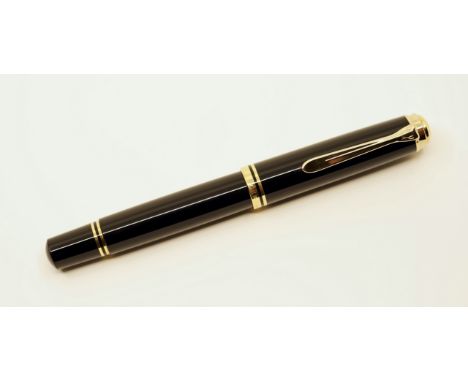 Pelikan M1000 black fountain pen with box, outer box and papers. A classic Pelikan pen with fine two-tone 18k nib. Overall ne