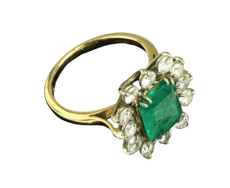 An attractive Edwardian Ladies 18ct gold Cluster Ring, with large central square emerald, surrounded by twelve bright cut dia