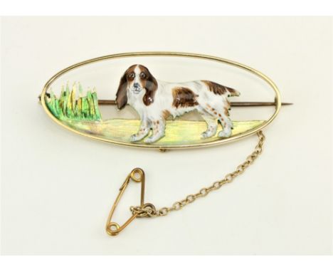 An attractive 18ct gold oval and enamel Brooch, decorated with a springer spaniel in a landscape, approx. 5cms long, hallmark