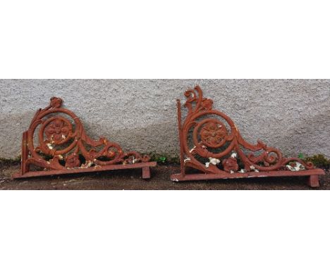 A pair of attractive and ornate Victorian cast iron Wall Bracket Mounts. (2) 