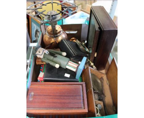 A box of vintage gentleman's collectables