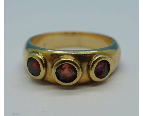 A yellow metal and three stone garnet ring, 4.3g, K, stones a/f