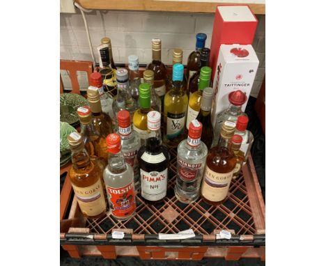 COLLECTION OF ALCOHOL INCLUDING WHISKY, VODKA &amp; CHAMPAGNE