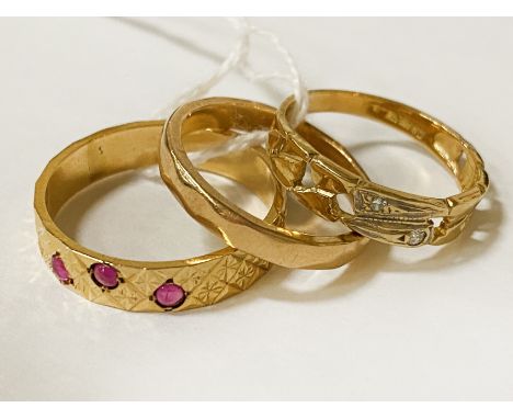 THREE 18CT GOLD RINGS - SIZE R / N - 10.6 GRAMS APPROX