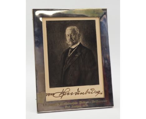 Hindenburg, Paul von - Geschenkrahmen I. Westphälisches Polizei-Reitturnier Bad Aachen 1931.Silber, gepunzt "800", mit Gravur