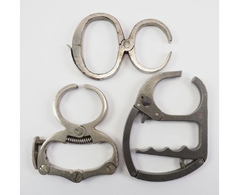 Handschellen, Abführzangen Landespolizei Baden-Württemberg - 3 Exemplare.Diverse Ausführungen, 2 mit Abnahmestempeln.Zustand: