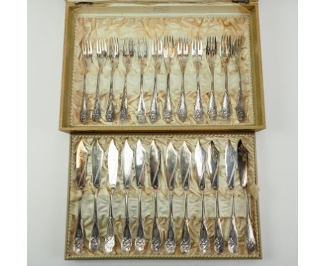 WMF: Jugendstil versilb. Fischbesteck f. zwölf Personen. Bestehend aus zwölf Gabeln und zwölf Messern in Schatulle, alle Teil