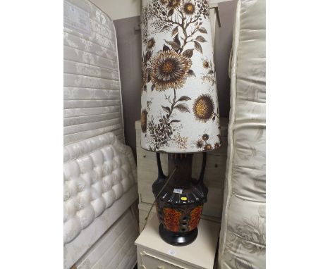 A RETRO GERMAN TABLE LAMP TOGETHER WITH A MIRROR & OTHER ASSORTED LAMPS