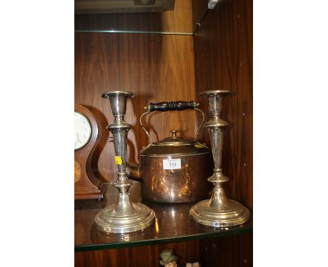 A PAIR OF SILVER PLATED CANDLESTICKS TOGETHER WITH A VINTAGE COPPER KETTLE 