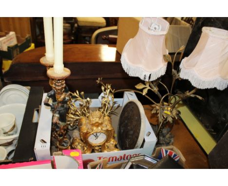 A TRAY OF GILDED ITEMS TO INCLUDE A BRASS FLORAL TABLE LAMP, BRONZED WALL HANGING PLAQUE ETC.